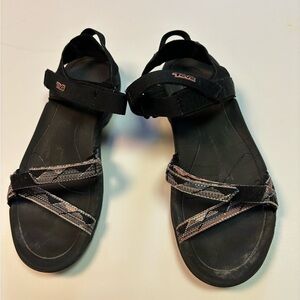 Teva Pre-owned womans sandal size 6. Earth friendly.$25 Recycled polyester